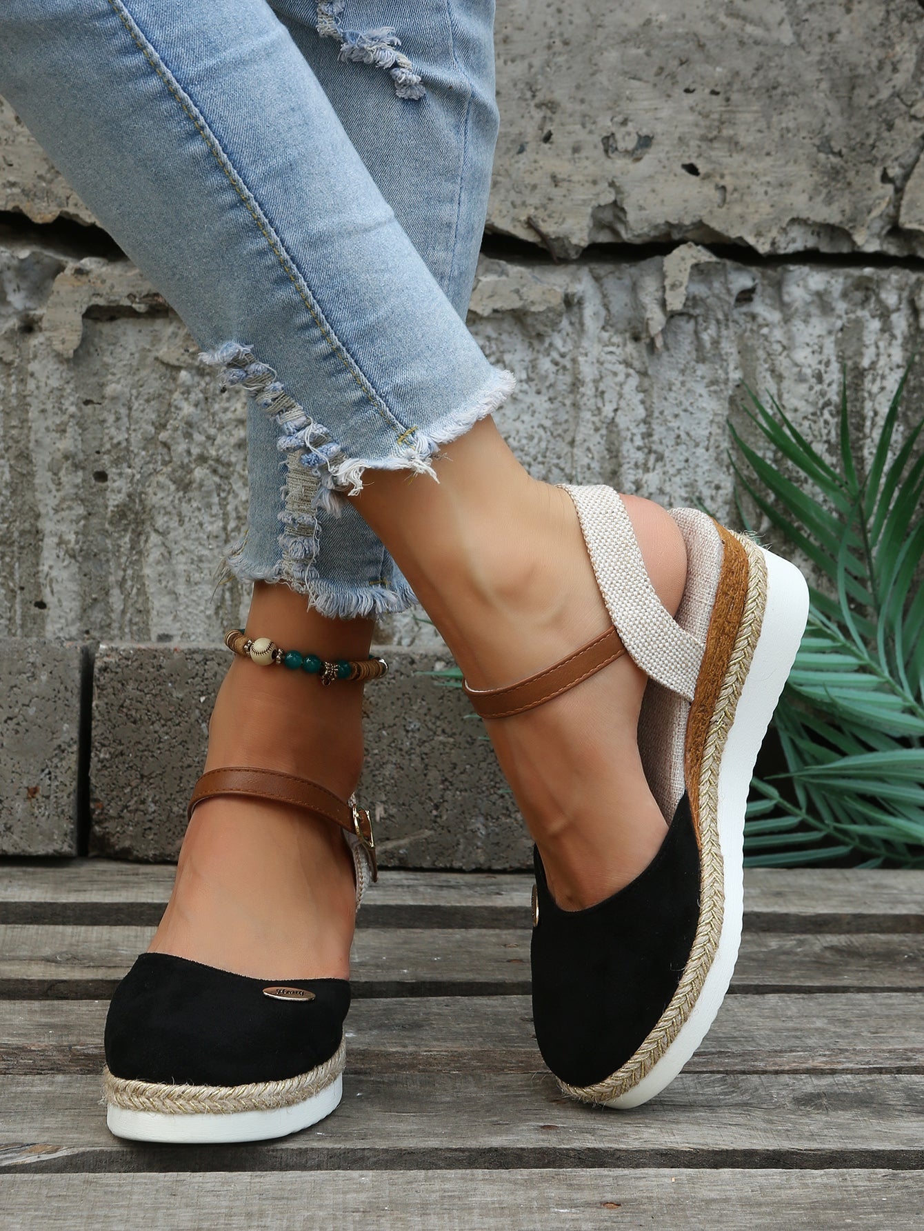Mia - Closed-Toe Platform Espadrilles