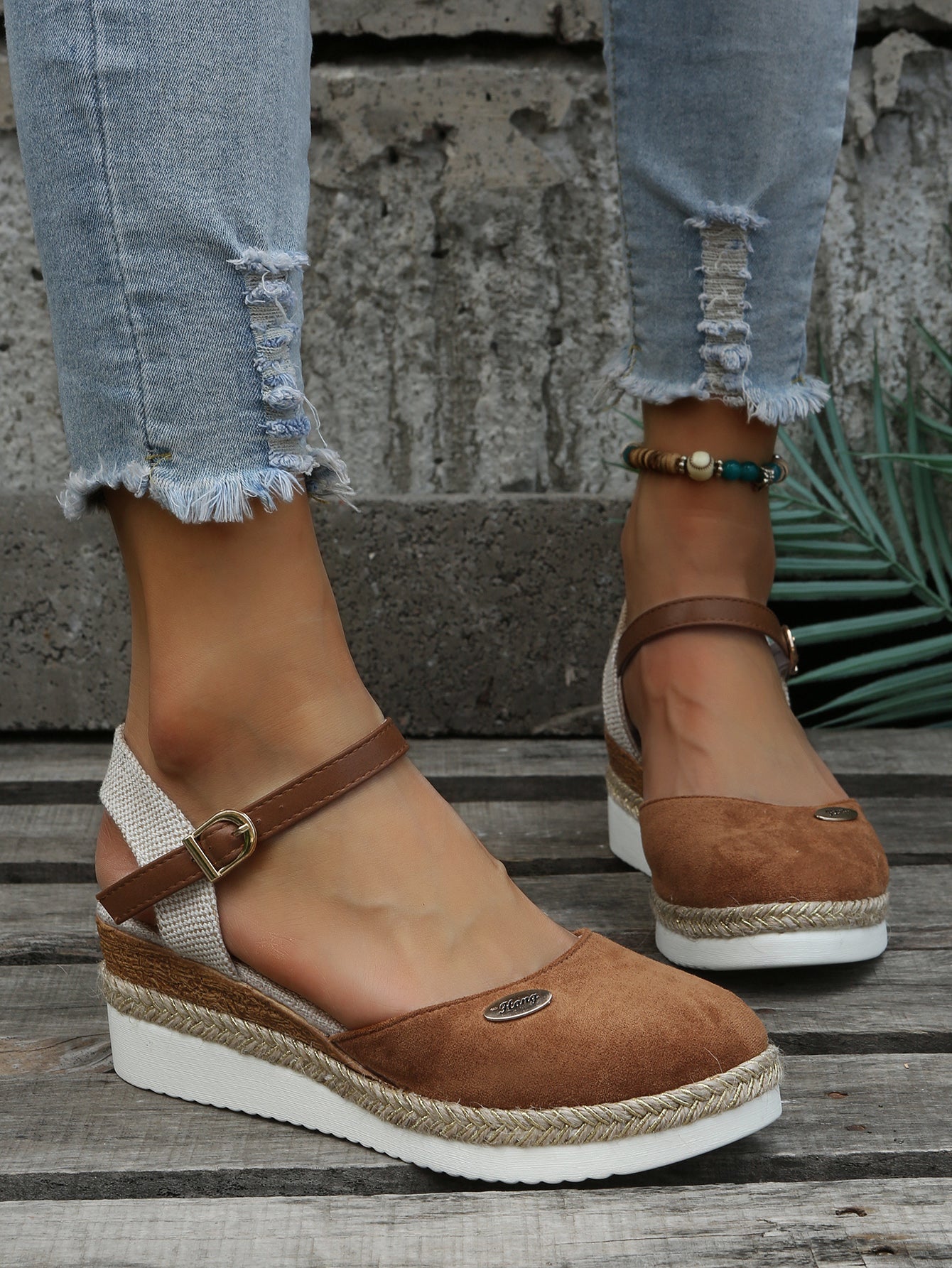 Mia - Closed-Toe Platform Espadrilles